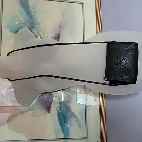 Dooney & Bourke Handbags - Vintage Dooney & Burke Crossbody Bag